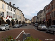 La rue Charles de Gaulle depuis la place du Volontaire